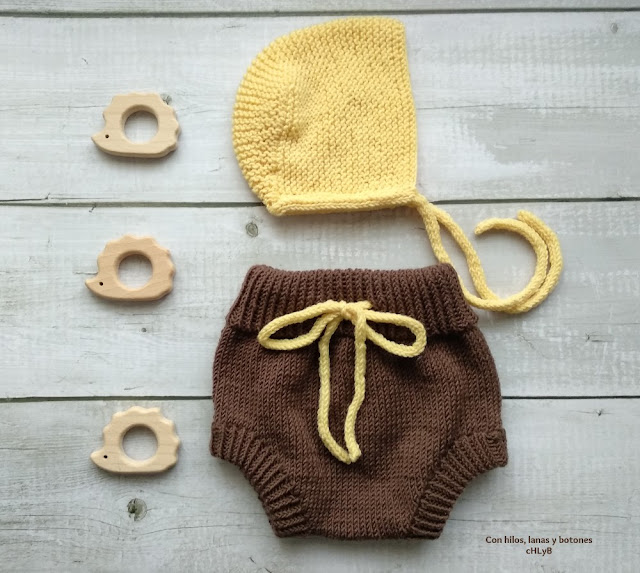 Con hilos, lanas y botones: Conjunto de cubrepañal, chaqueta y capota de punto