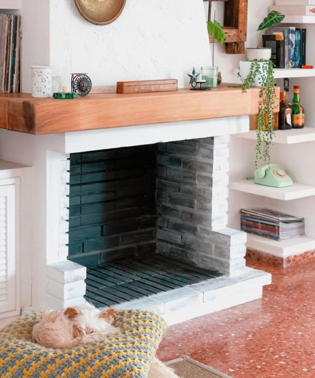 Cuando el nuevo set de lijadora y pistola de pintura de @wagner_iberica cayó en manos de @aurea_mazo lo tuvo claro ¡era hora de renovar su chimenea! Y es que era uno de esos asuntos pendientes con los que nunca te pones, pero por fin llegó el momento.�?� �?� Se puso manos a la obra: limpiar, lijar, barnizar y pintar fue muy fácil con la lija y la pistola de Wagner.�?� �?� En su instagram TV tienes el video del proceso ¡con este maravilloso resultado! �?� �?� ¡Vaya cambio! ¿Verdad?�?� �?� #diyblogger�?� #yosoydehandbox �?� #handbox �?� #celebratingcraft�?� #handboxcelebrates�?� #comunidadhandbox �?� #diyblog #diycommunity #diy #diyideas #diydecor #craft #craftsposure #craftholic #crafts #crafter #diytutorial #tutorial #instadiy #diyproject #crafts #crafting #designblogger #howyouhome #tutorial #tutorials #diyhome #doityourself #myhousebeautiful #creativelifehappylife