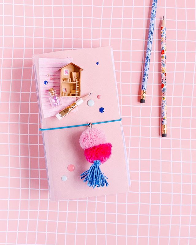 Nuestro #tiempoconbosch de este fin de semana llega a su fin, y lo hace de la mejor manera posible ¡con un proyectazo!�?� �?� Esta vez el proyecto es de @samigarra y nos ha creado un diario para bullet journal, es un cuaderno de eco piel que ha preparado con el atornillador IXO y su accesorio cortador, y decorado con el lápiz de pegar Gluey.�?� �?� Ya tenéis el tutorial colgado en su canal de IGTV ¡te va a encantar!�?� �?� #timewithbosch #cuentaconbosch #bulletjournal #bujo #planneraddict #planner #plannercommunity #bujojunkies #bulletjournaling #bulletjournaljunkies #planwithme #journal #showmeyourplanner�?� #yosoydehandbox �?� #handbox �?� #celebratingcraft�?� #diyblog #diycommunity #diy #diyideas #diyproject #diydecor #craft #craftsposure #craftholic #crafts #crafter #diytutorial #instadiy