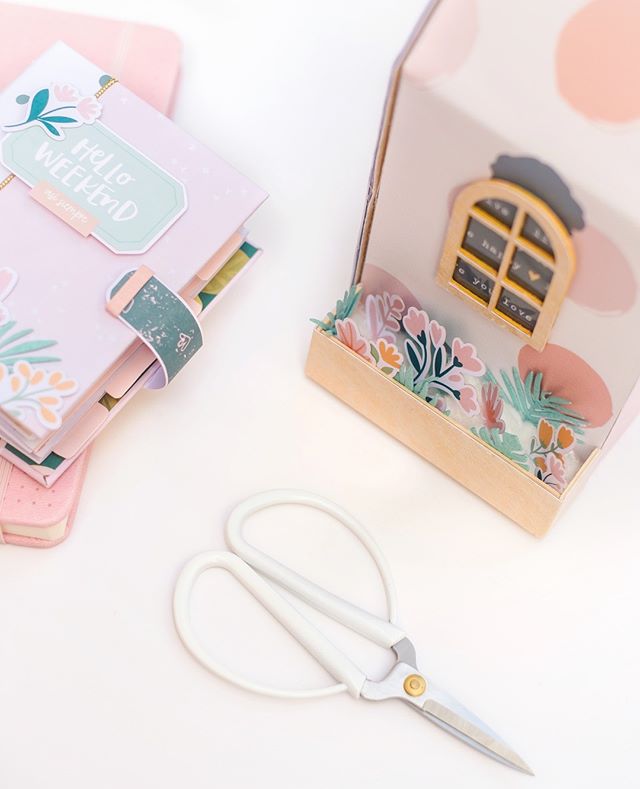 ¡Por fin tenemos aquí la segunda parte de #tiempoconbosch ! Este fin de semana te traemos dos nuevas ideas de manos de @lauritabalboa y @samigarra �?� �?� Hoy os enseñamos el proyecto que Laura ha realizado utilizando el lápiz Gluey de @boschdiyandgarden. �?� �?� Si todavía no conoces este lápiz de pegar ¡vas a alucinar cuando veas las maravillas que puedes hacer con él! �?� �?� En su tutorial, que ya tienes en su canal de IGTV, nos enseña a decorar una casita de madera con el Gluey. Una casita preciosa que dentro guarda un precioso secreto: un mini álbum. �?� �?� #timewithbosch #cuentaconbosch #diywithbosch #tutorialdiy #scrapbooking #pink �?� #yosoydehandbox �?� #handbox �?� #cuentaconbosch�?� #comunidadhandbox �?� #diydecor #craft #craftsposure #crafter #diytutorial #tutorial #instadiy #scrapbook #papercraft #diy #plannercommunity #kitclub #pocketpages #memorykeeping #crafts #cardmaking #scrapbooklayout #crafty #papercrafts