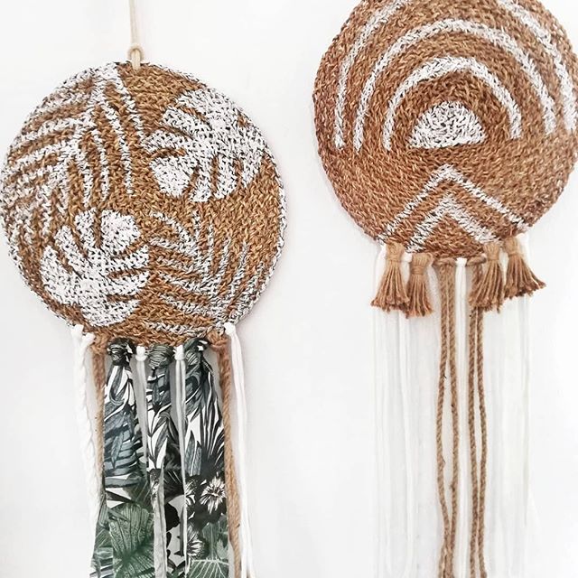 🌟 ATRAPASUEÑOS🌟�?� �?� Unos salvamanteles pueden convertirse en un bonito tapiz con pintura y telas como nos enseña a hacer @decoydesi en su tutorial.�?� �?� Éstos son estilo tropical ¿con qué estilo te lo harías tú? �?� �?� #decofibras#diydecor#decohome #mirinconikea #ikeadiy #ikealovers #ikeahome#diyer#diyers#doityourself #bohodecor #bohodeco #naturaldecor #tropical #tapiz#tapicesartesanales#tapizikea