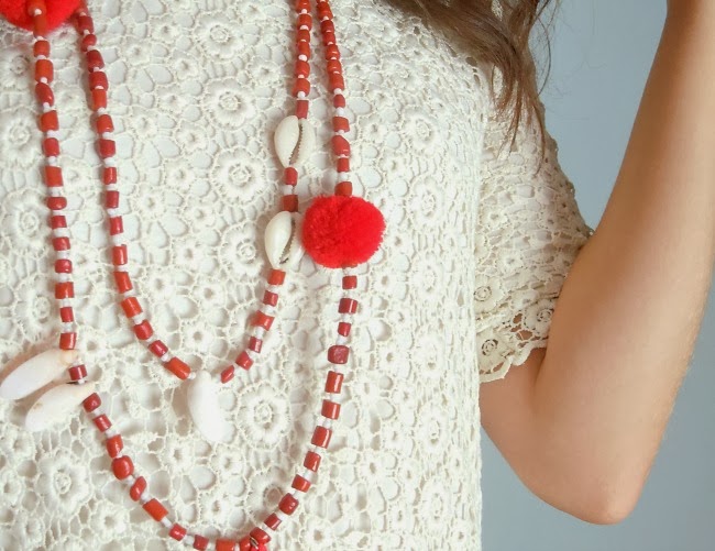 shell-fashion-necklace-diy-diyearte-tory-burch-collar-homemade-handmade-beads-navy-cuentas-pompom-pompon-tassel-borlas-conchas