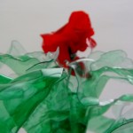 Cómo hacer una flor roja de botellas de plástico pet reciclado How to make plastic flowers with recycled plastic bottles