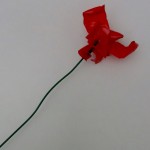 Cómo hacer una flor roja de botellas de plástico pet reciclado How to make plastic flowers with recycled plastic bottles