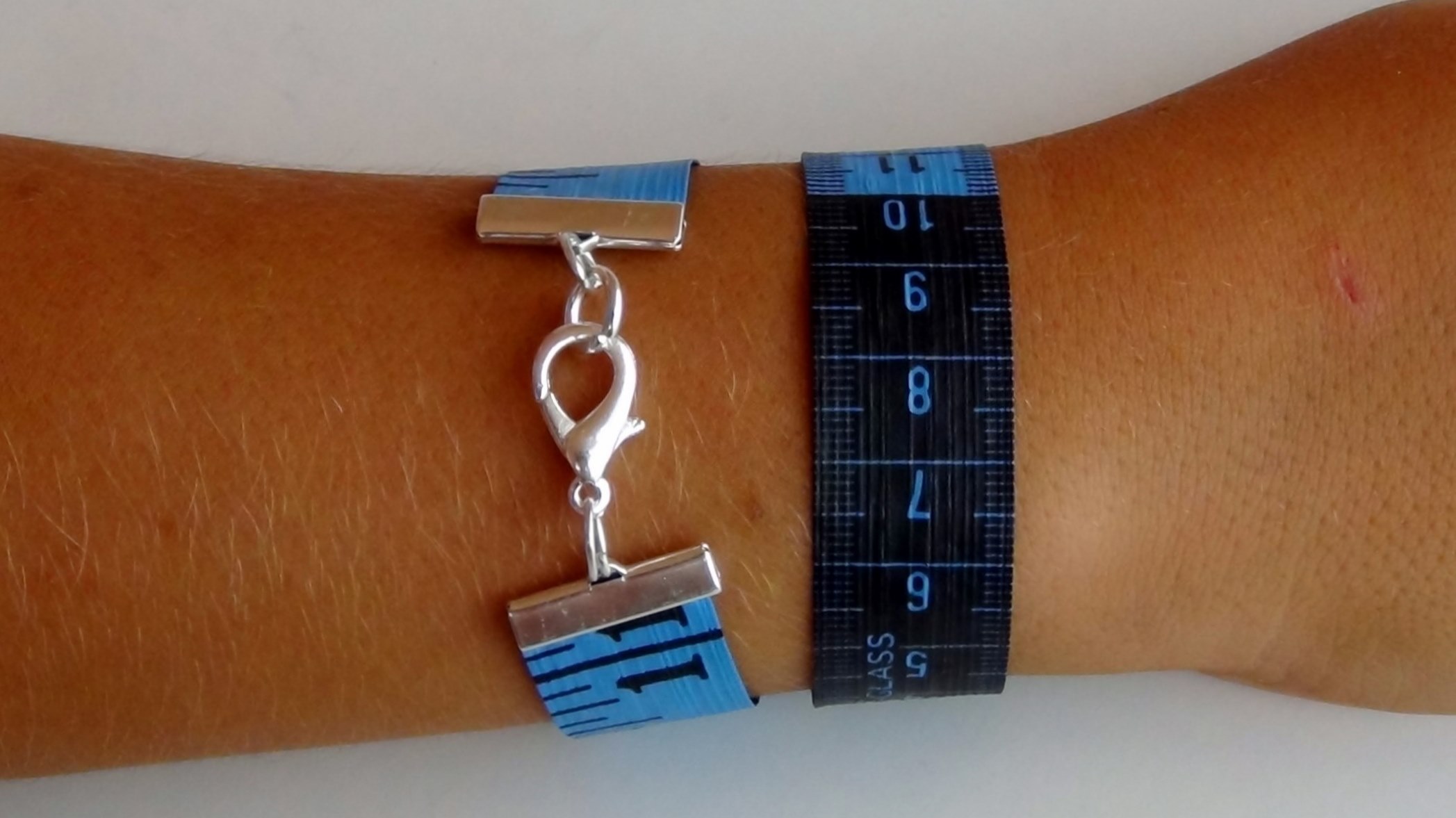 How to make bracelets with dressmakers tape measures Cómo hacer pulseras con una cinta métrica