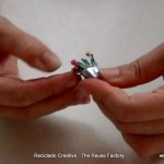 Cómo hacer un colgante con un dedal y alfileres de colores. RecicladoCreativo. Rosa Montes