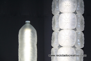 Còmo realizar una lámpara con botellas de plástico recicladas y un pie de lámpara con un palo de escoba y un soporte de papel de cocina