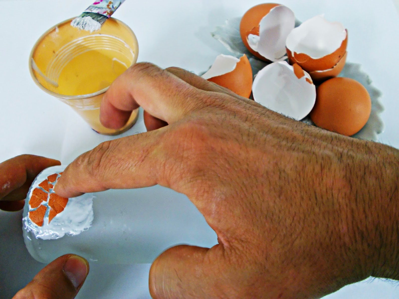 DIY-ideas decoración-reciclaje-diogeneras-botella-cristal-vidrio-cáscaras de huevo-decoupage-2