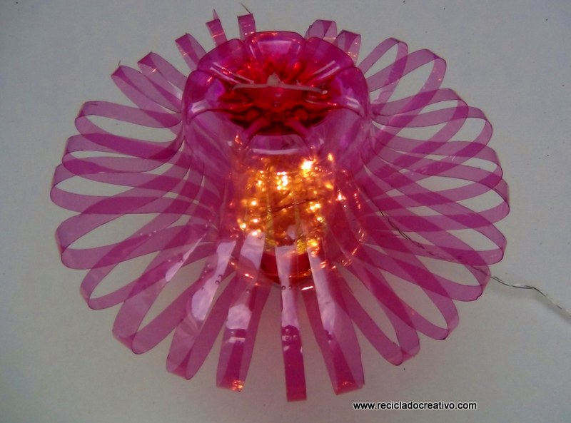 Lámpara botellas rosas recicladas Solan de Cabras (13)