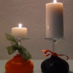 Halloween Inspiration and Ideas ¿Copas de vino, portavelas o candelabros? - Wine Glasses or Candleholders? We love to reuse objects. #Halloween, #reutilización, #decoración, #ninyos, #manualidades, #reciclado, #creativo, #recicladocreativo, #TheReuseFactory, #The Reuse Factory, #Reciclado Creativo, #recycling, #upcycling, #reuse, #reusing, #reciclaje, #reutilizar, #creative, #handcrafts, #handmade, #diy, #howto, #riciclo, #craft, #crafts, #tutorial, #pumpkins, #globos, #balloons, #caramelos, #chuches, #divertido, #gratis, #Do it Yourself, #smashing pumpkins, #free, #making