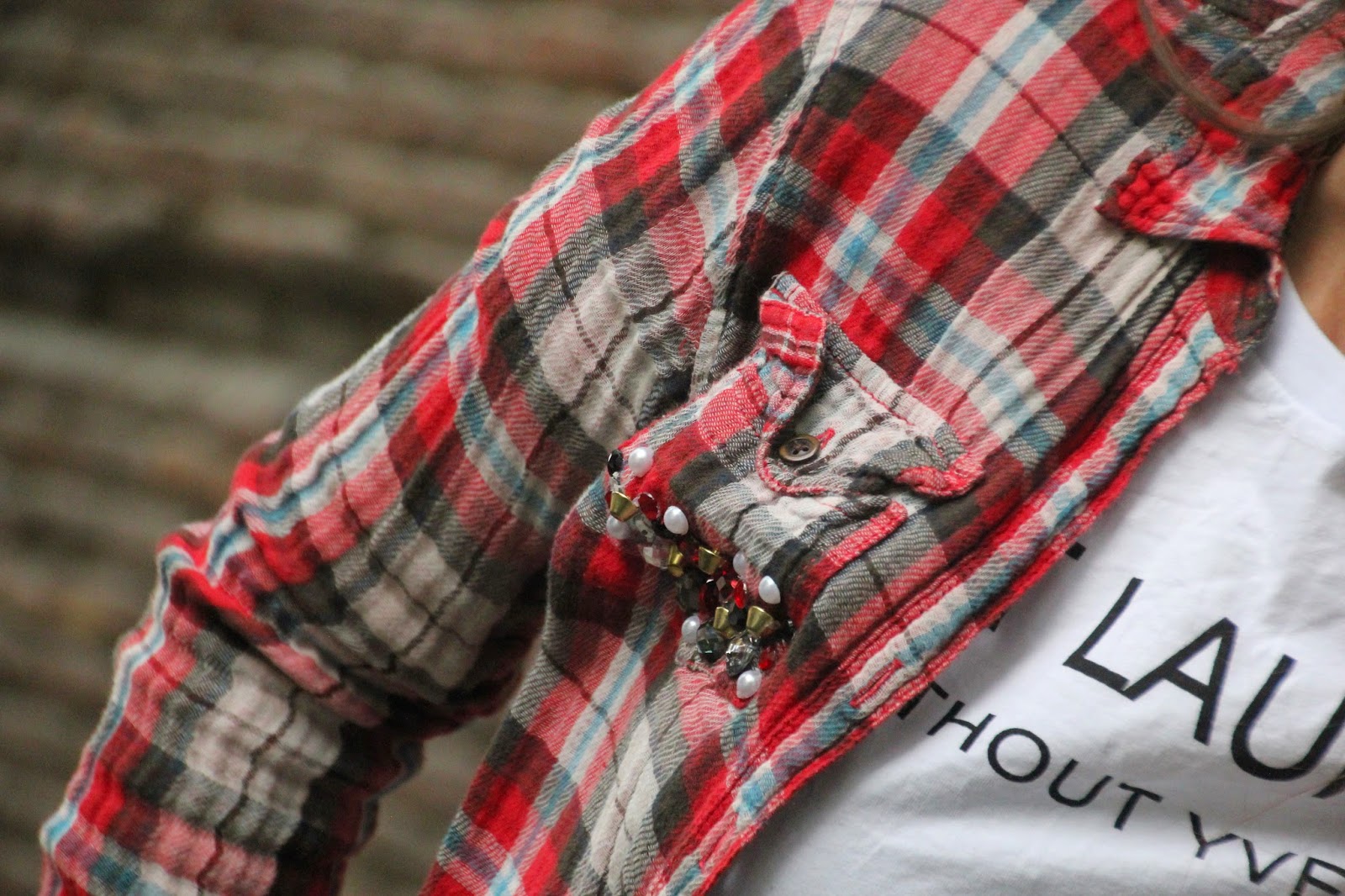 DIY Customiza tu camisa de cuadros con tachuelas y abalorios. Blog diy y costura