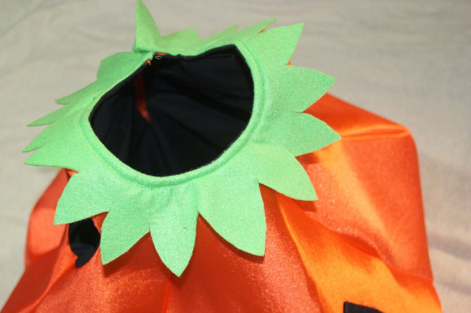 DIY Cómo hacer un DISFRAZ Halloween de CALABAZA para niños (patrón gratis). Blog diy y blog de costura.