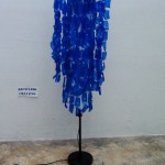 Lampara de pie Chandelier con botellas de plástico pet por Reciclado Creativo. Rosa Montesa