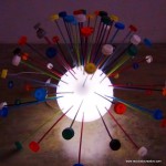 Lámpara realizada reutilizando tapones de plástico de colores. Reciclado Creativo