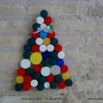 Árbol de Navidad con tapones de botellas de plástico recicladas