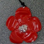Flor roja realizada con la base de una botella de plástico
