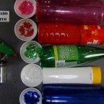 Trencadís reciclando botellas de plástico en un bote de cristal