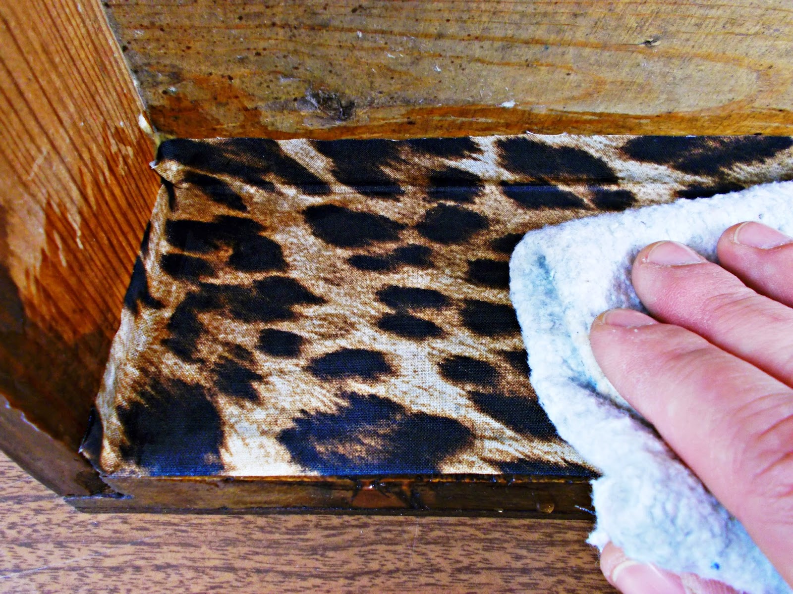 DIY-decoración-cómoda-mueble-restaurar-forrar-cajones-tela-leopardo-8