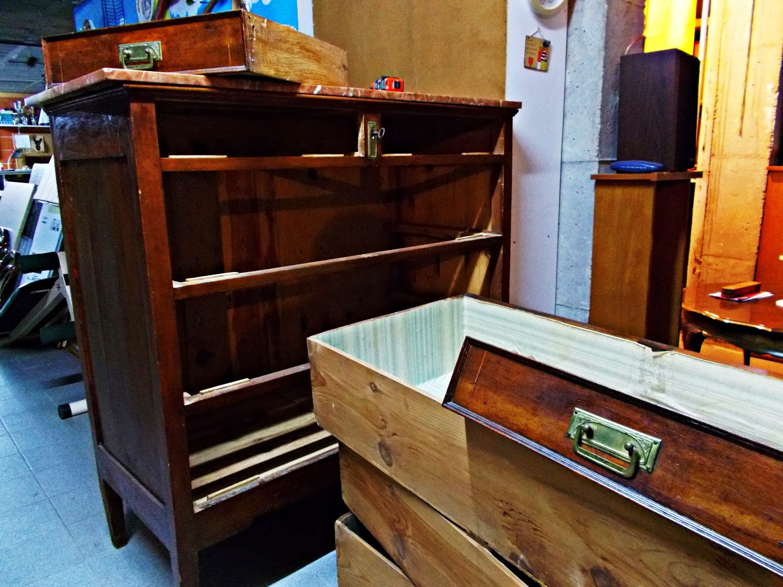 DIY-decoración-cómoda-mueble-restaurar-forrar-cajones-tela-leopardo-2