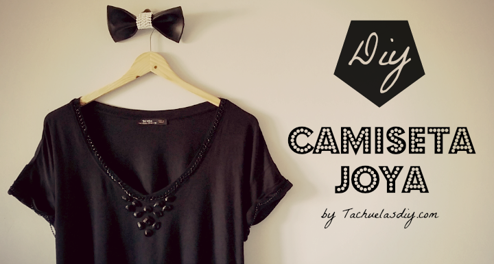 Customizar una camiseta básica y convertirla en camiseta joya con unas cadenas y abalorios en forma de collar ,fácil y barato.