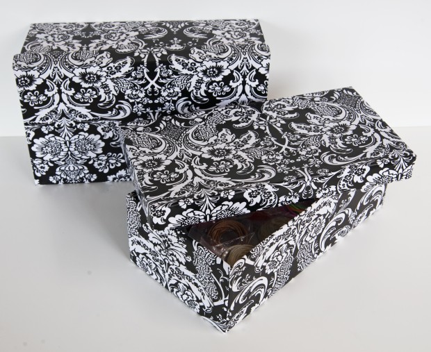 Cajas de zapatas forradas con papel adhesivo estampado