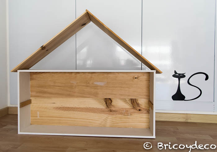 casa-de-muñecas-hecha-con-una-caja-de-madera