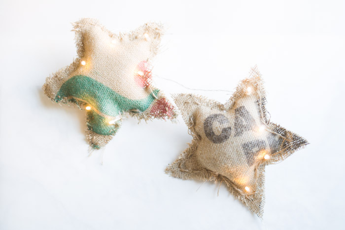 Estrellas de luz con sacos de café