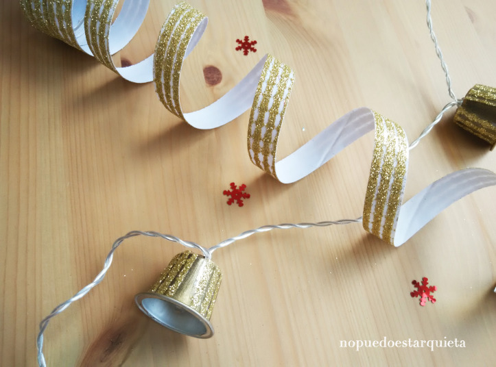 Guirnalda de luces navidad con cápsulas de café. Cadena de luces de Navidad.