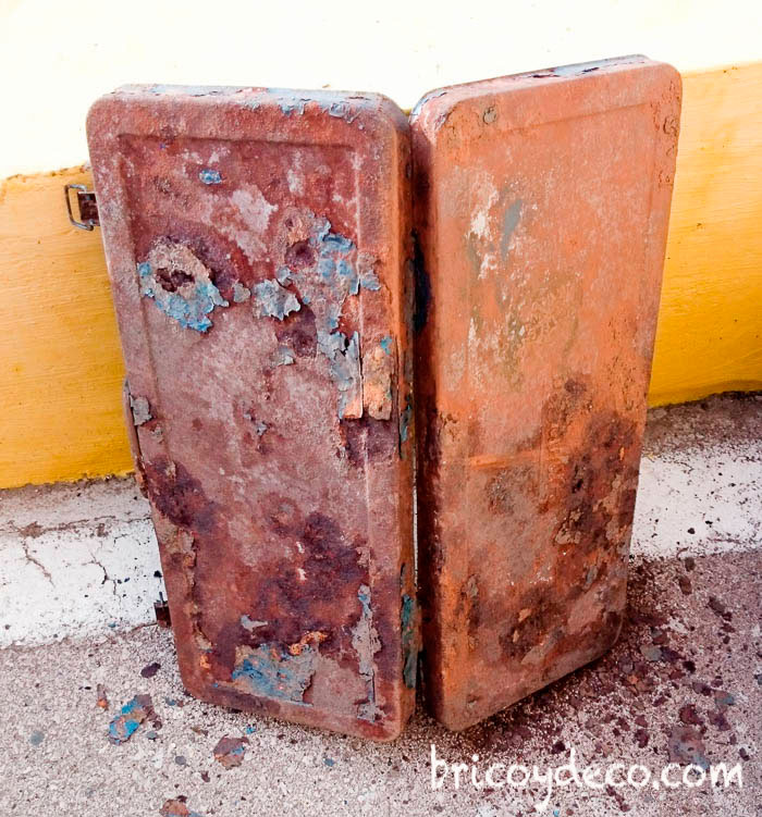 caja metálica oxidada