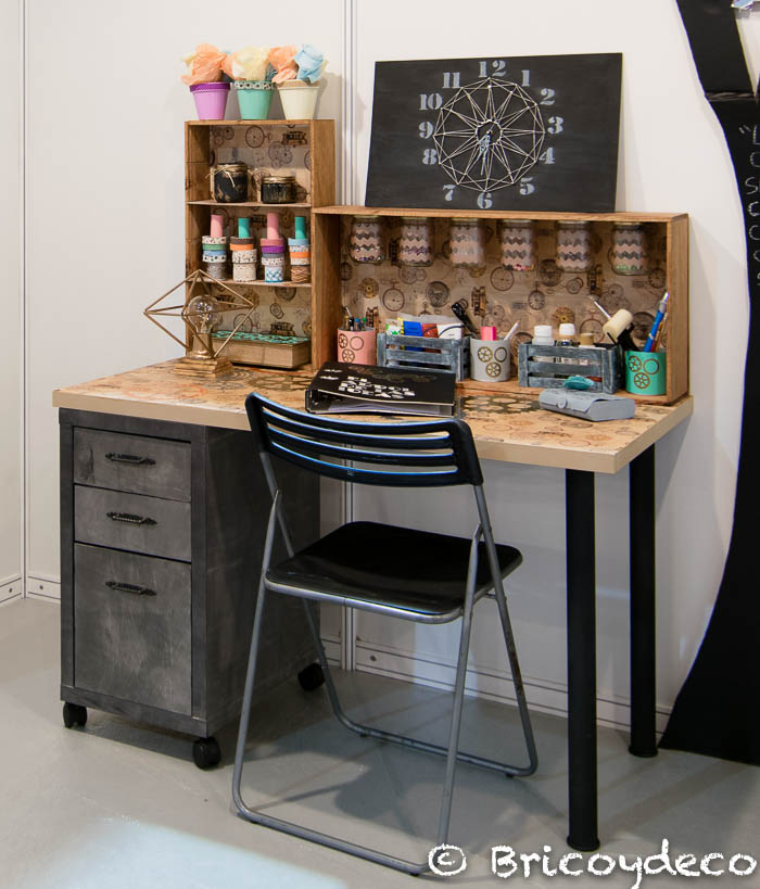 escritorio de estilo industrial con materiales reciclados y tuneados