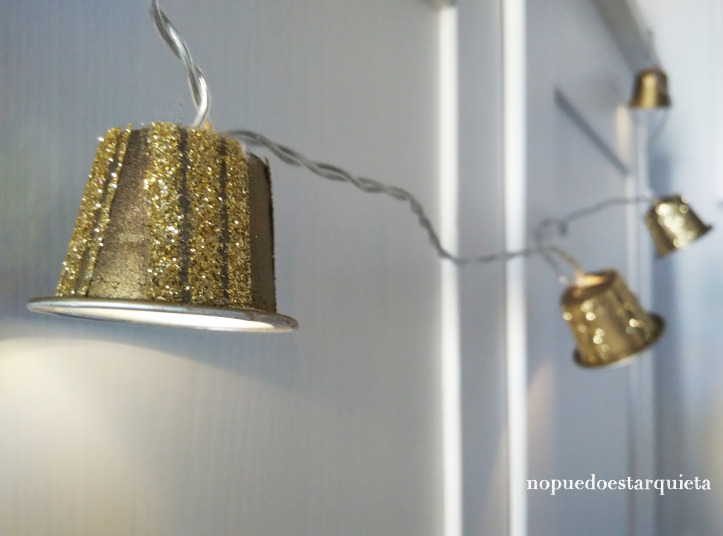 Guirnalda de luces led para Navidad dorada con cápsulas de café. Diy.