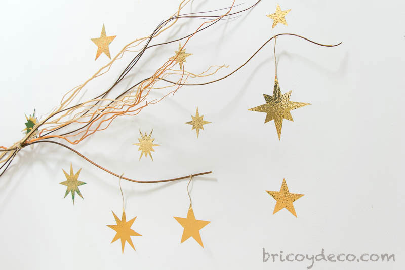 decorar la pared con estrellas de vinilo y ramas