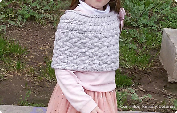Con hilos, lanas y botones: capita Blair para niña