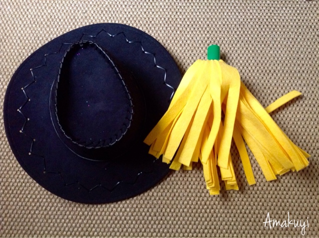 Carnavales-disfraz-sombrero-rubia-fregona-reciclaje