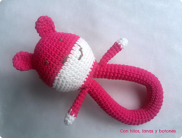 Con hilos, lanas y botones: Osito sonajero rosa de crochet