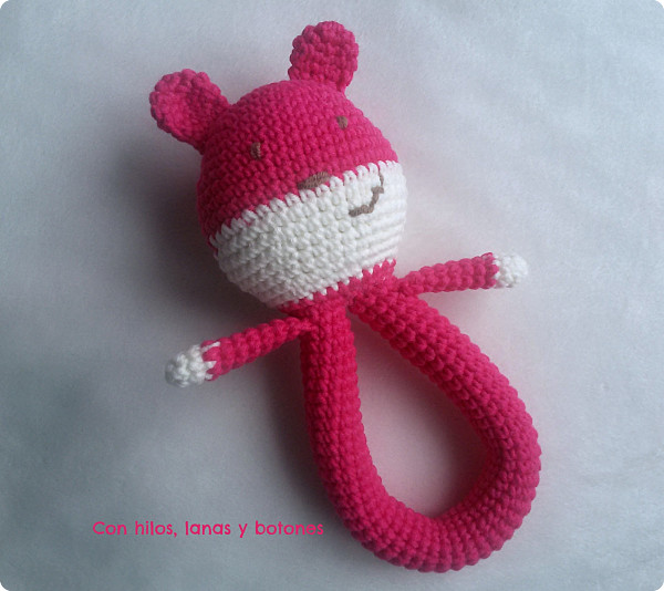 Con hilos, lanas y botones: Osito sonajero rosa de crochet