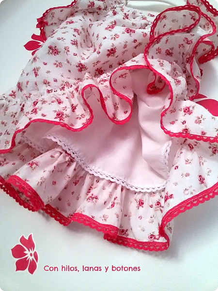 Con hilos, lanas y botones: vestido de plumeti rosas mini para niña