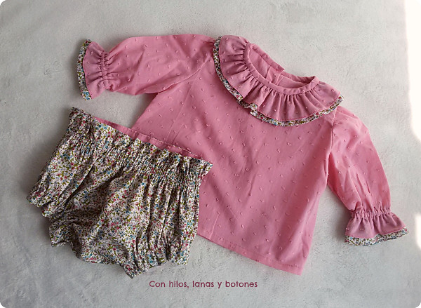 Con hilos, lanas y botones: conjunto blusa, cubrepañal, capota chaqueta para bebé