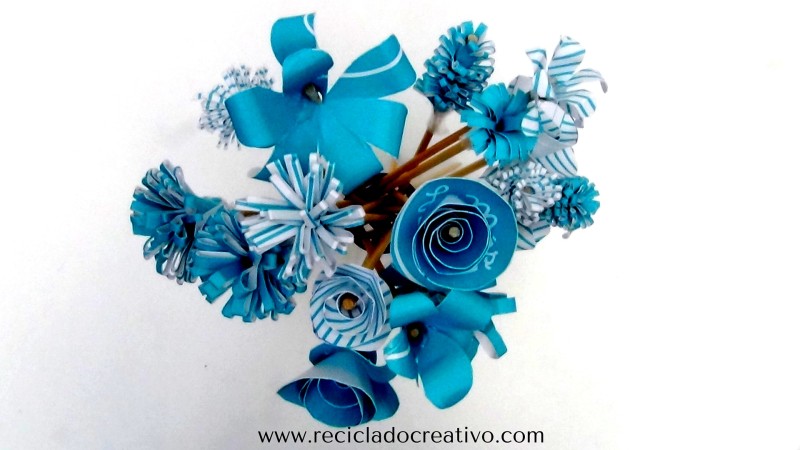 Flores azules reciclando una caja de cartón de Lamasbonita