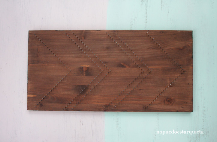 Cartel de madera decorado con hilos. String art. Nogalina. DIY