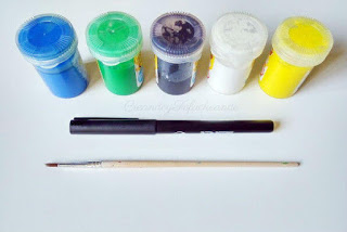 pinturas,pincel y rotulador para pintar Fofubroches con pompones