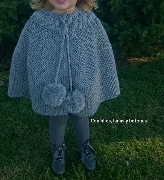 Con hilos, lanas y botones: DIY Capita de punto para niña con trenza y maxipompones