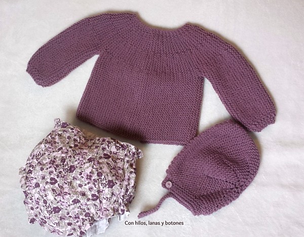 Con hilos, lanas y botones: Conjunto malva para bebé (braguita, chaqueta y capota)