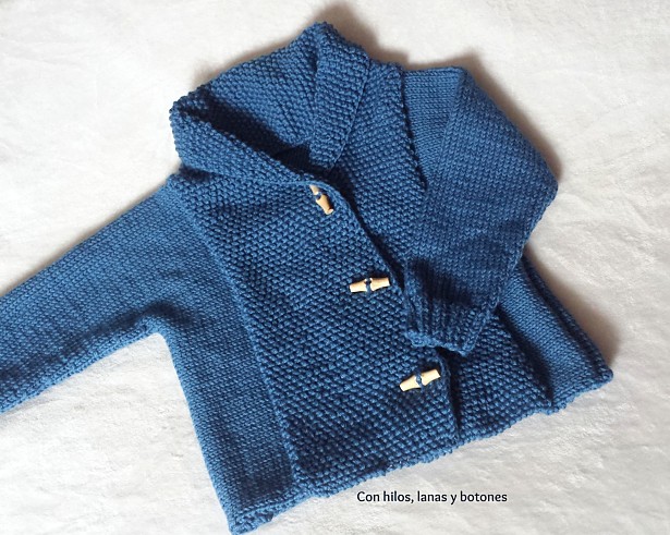 Con hilos, lanas y botones: Chaqueta de punto cruzada para niño
