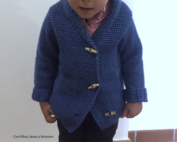Con hilos, lanas y botones: Chaqueta de punto cruzada para niño