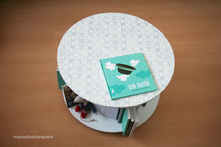 Mesa hecha con una bobina de cable. Diy. Papel pintado y chalk paint.