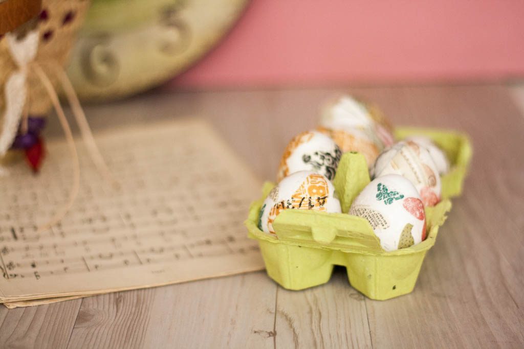 huevos de pascua decorados con servilletas