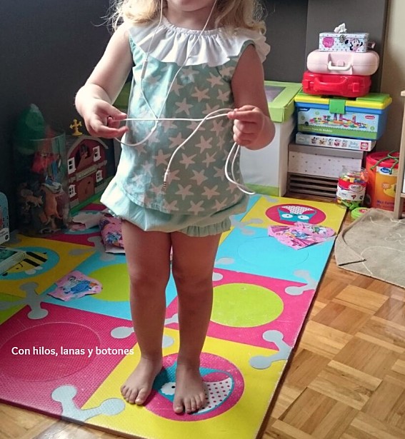 Con hilos, lanas y botones: Conjunto de bombacho y blusa con lazo en la espalda para niña
