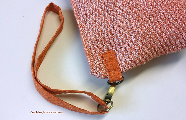 Con hilos, lanas y botones: clutch de ganchillo Louisina (patrón gratis)