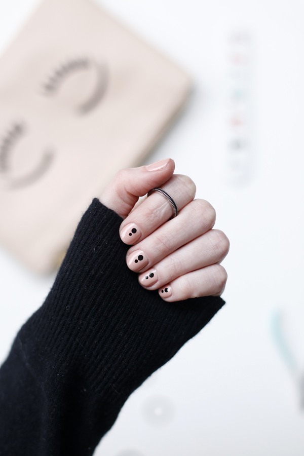 manicure-nail-nailart-punto-negro-black-dot-detalle